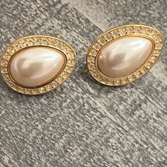 Signed Napier Vintage Faux Pearl Teardrop Screw Clip On Earrings - Picture 4 of 7